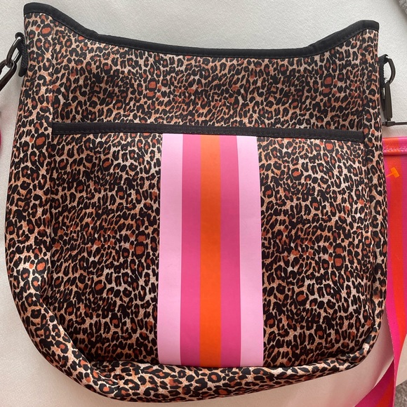 Leopard and hot pink striped accent Neoprene crossbody messenger bag - Picture 5 of 12